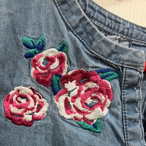 Crown & Ivy Chambray Tunic with Floral Embroidery size large - Picture 2 of 8